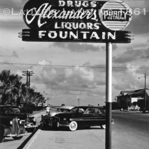 A sign for Alexander’s Liquors Fountain